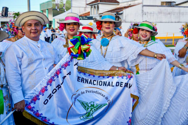 Participamos en el Desfile de la Pollera Blanca en la Feria Internacional de David
