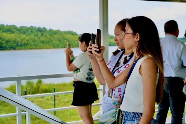 Jóvenes de la UNACHI conocen la gestión ambiental de nuestro proyecto