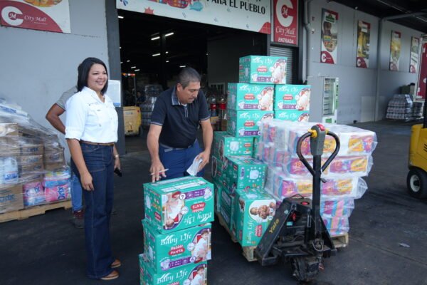 Entregamos ayudas a familias golpeadas por el sismo.