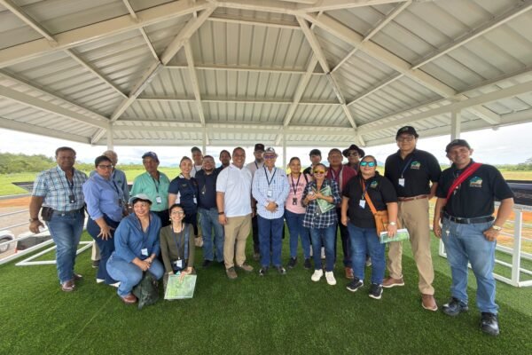 Miembros de la Asociación Educativa por el Ambiente (AEPRAM) visitaron Puerto Barú en David